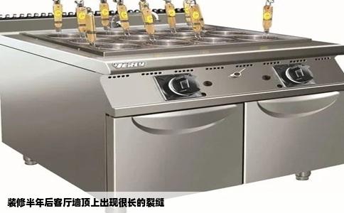 装修半年后客厅墙顶上出现很长的裂缝
