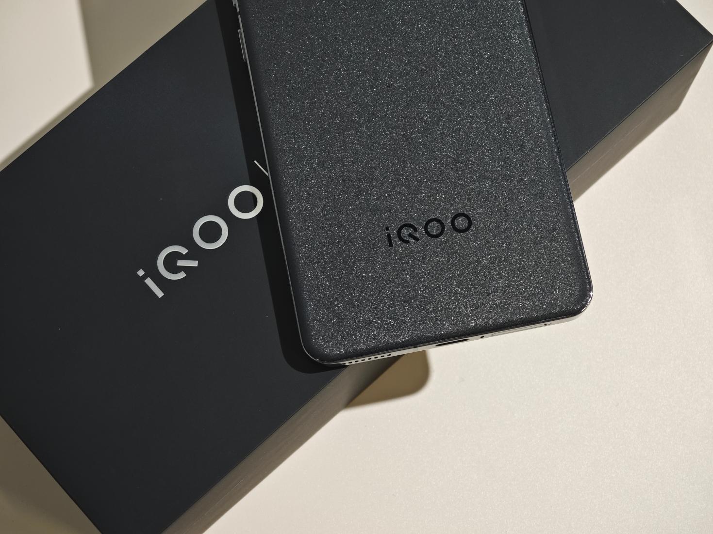 iQOO12评测：再造标准版标杆_手机评测